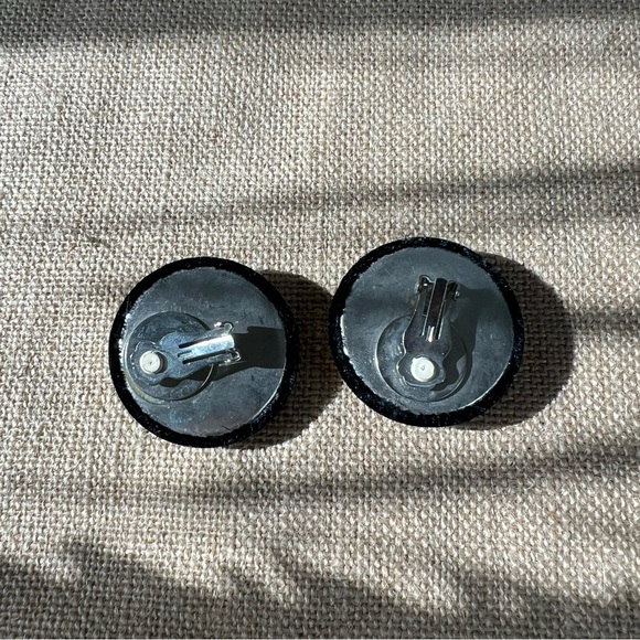 Black velvet gold tone appliqué leafy intricate dainty clippies clip on earrings - Picture 4 of 5